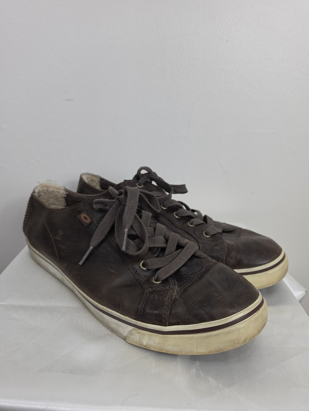 UGG Vanowen Men's Dark Brown Leather Low-Top Sneakers